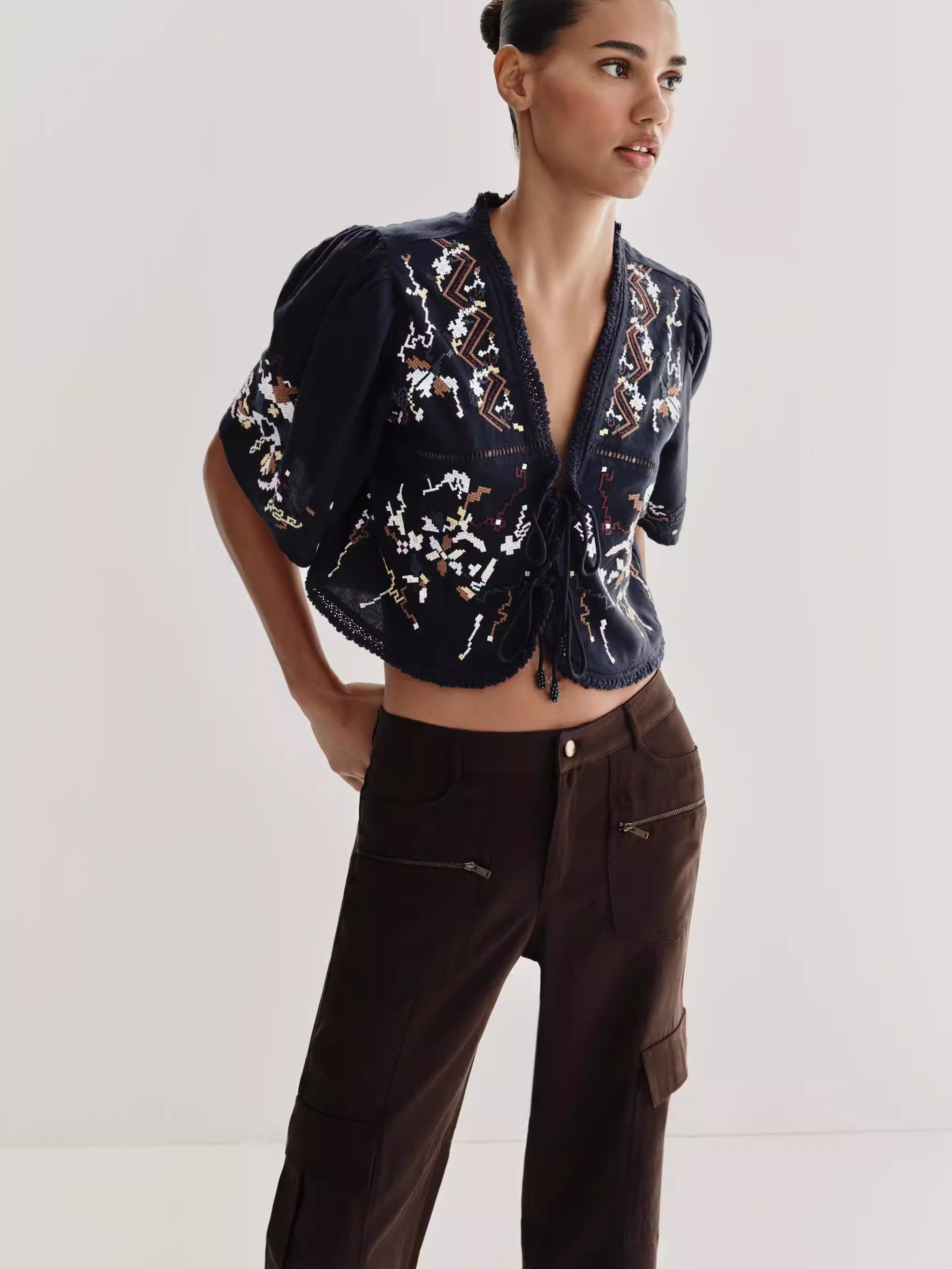 New Ethnic Fashion - 新しい夏の女性のゆったりとした半袖 V ネック刺繍トップ花柄デザイン快適なフィット感ファッショナブルなエスニックスタイルの服